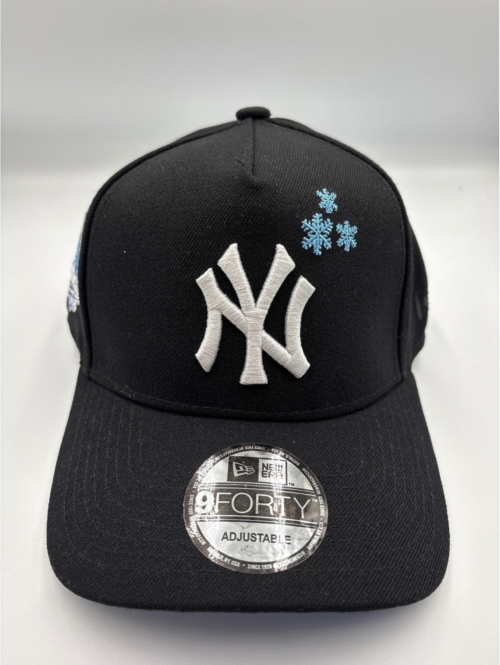 New Era 9FORTY Adjustable New York Yankees Black Baseball Cap with Blue Snowflak